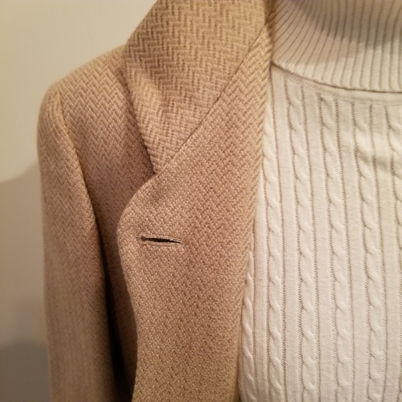 Back-in-the-Office Look with 90s Armani Jacket - Picture 6 of 10